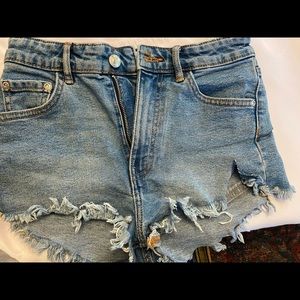 Zara jean short size 02 Hardly worn . So cute.